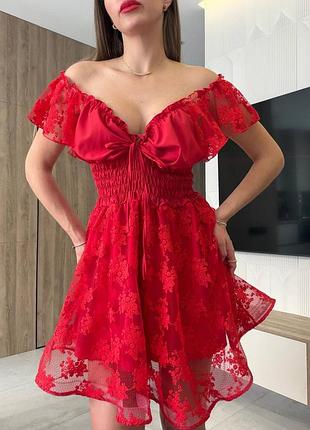 Женское нарядное платье с кружевом красная