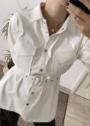 Костюм з екошкіри, без поясу. є нюанс