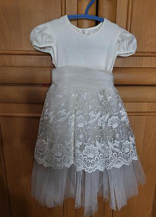 Плаття білого кольору на дівчинку