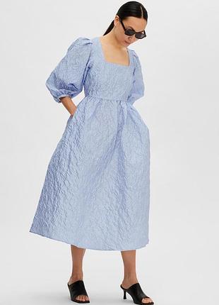 Трендовий холодний блакитний колір ніжна святкова сукня selected femme margot organza midi dress, blue heron