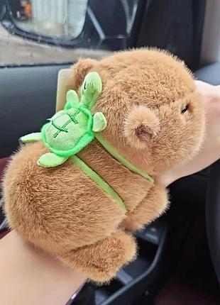 Капібара м'яка іграшка-браслет на руку capybara з рюкзачком