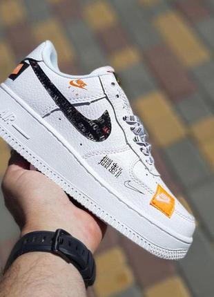 Женские кроссовки nike air force 1 just do it (белые с черно/оранжевым)7 фото