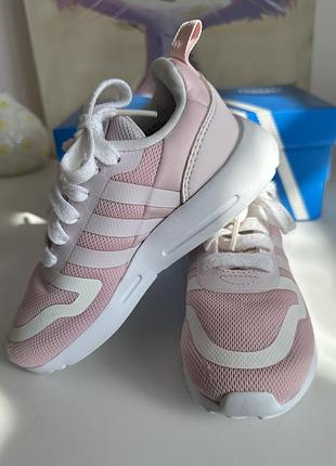 Дитячі кросівки adidas у розмірі 28