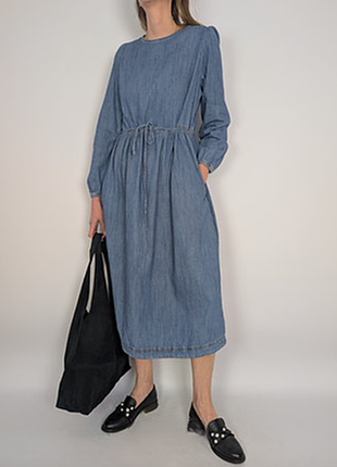 Хлопковое джинсовое платье-миди.