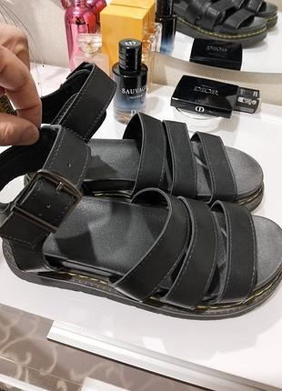 Женские сандалии бренда dr. martens