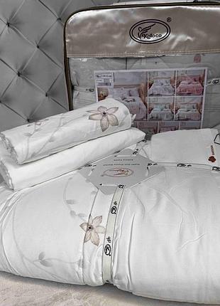 Постельное белье koloco с летним одеялом 210 х 230 см 2 наволочки 50 х 70 см сатин евро белый в цветочный принт