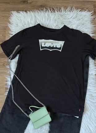 Футболка жіноча бренду levi’s чорного кольору