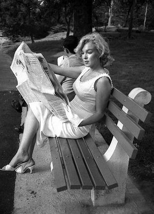 Листівка marilyn monroe - with newspaper