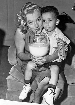 Листівка marilyn monroe - with child»