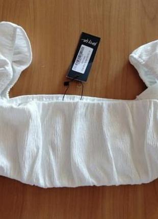 Білий текстурований кроп-топ від бренду nasty gal з відкритими плечима та об'ємними рукавами