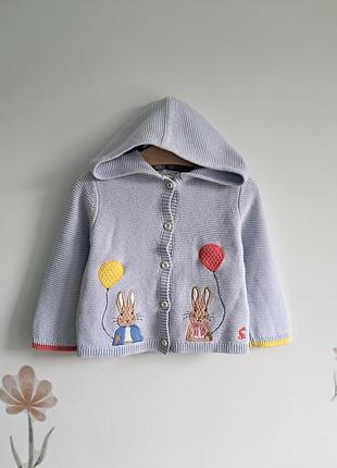 Блакитний в'язаний кардиган із вишитими зайчиками