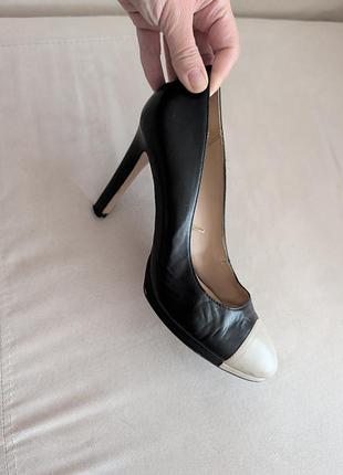 Zara 40 шкіряні туфлі чорні з бєж носочком