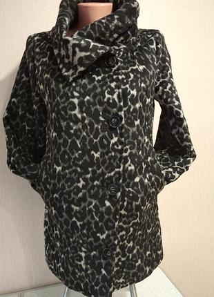 Красивое пальто в принт