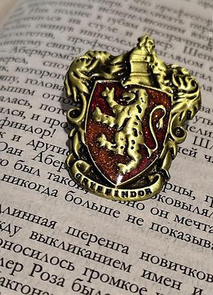 Металева брошка з гербом факультету грифіндор