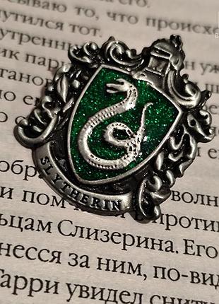 Металева брошка з гербом факультету слизерин