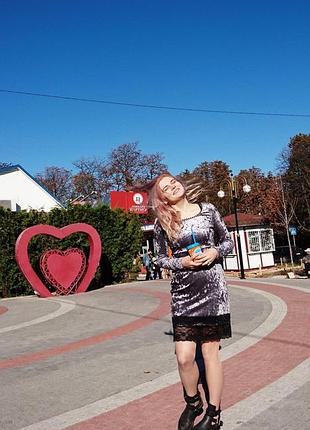 Бархатное серое платье с кружевом