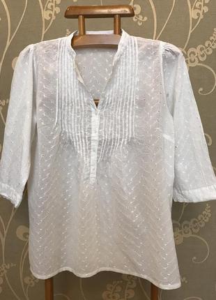 Очень красивая и стильная брендовая блузка белого цвета..100% коттон.