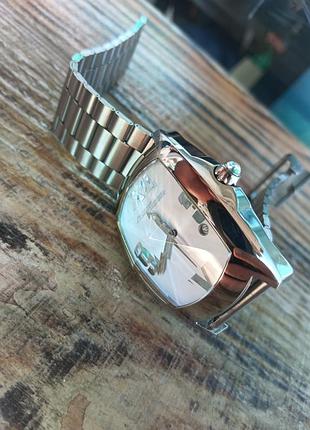 Стильные часы chronotech