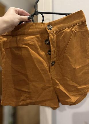 Жіночі шорти гірчичного кольору із ґудзиками pull&bear