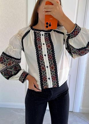 Стильна сучасна вишиванка