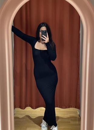 Чорна обтягуюча сукня з довгим рукавом skims