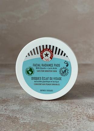 First aid beauty fab - brighten + glow facial radiance pads - кислотні пілінг-педи для сяйва шкіри, 28 падів