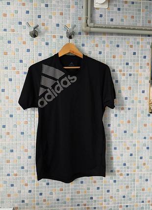Футболка adidas.