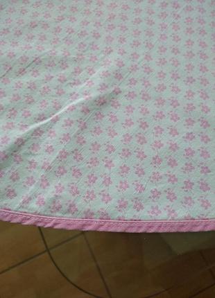 Ніжна скатертинка на круглий стіл