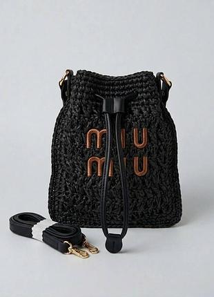 Плетеная сумка miu miu из рафии черная