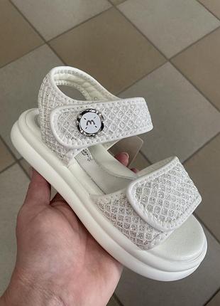 Білі босоніжечки для дівчинки