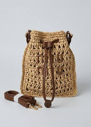 Плетеная сумка miu miu из рафии беж