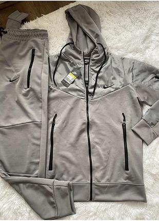 Спортивний костюм nike размер м на весну