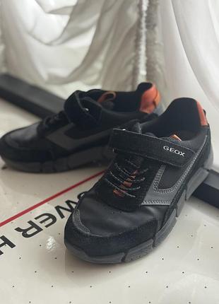Щільні кросівки для хлопчика geox. шкіра, дуже комфортні та легкі. 33 розмір