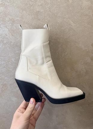 Білі шкіряні черевики бренду zara з високим чорним скошеним підбором