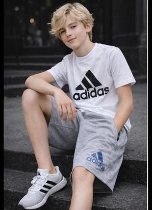 Стильные легкие трикотажные шорты adidas