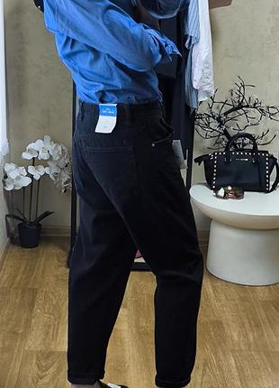 Джинсы mom bershka черного цвета