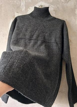 Стильный темно-серый свитер stone republic. свободный oversize-крой с высоким воротником стойкой, мягкая теплая фактура – уютный, но не объемный.