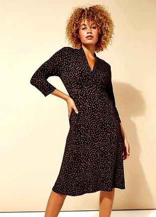 Вискозное платье миди с анималистичным принтом и v-образным вырезом