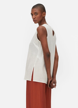 Білий топ з розрізами