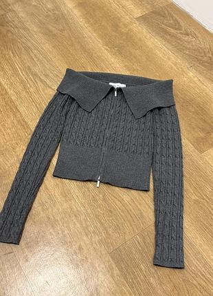 Актуальна сіра кофтинка з відкритими плечима bershka cable-knit bardot cardigan