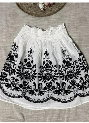 Отличная мини юбка с вышивкой на резинке