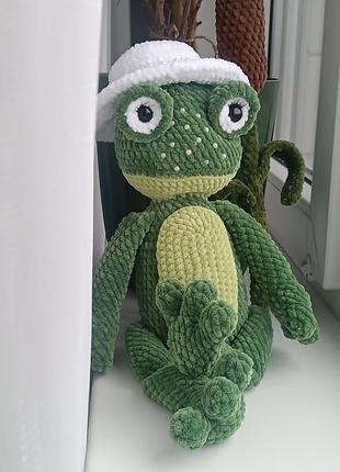 Іграшка жабка. в'язана іграшка ручної роботи жаба
