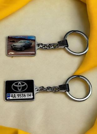 Брелок с номером авто toyota с фото (двухсторонний)