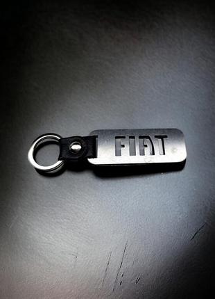 Брелок с метала и названием марки fiat