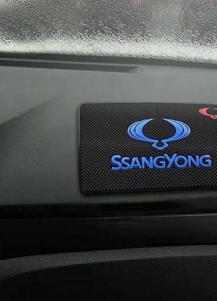 Антискользящий коврик на панель авто ssangyong ( санянг)
