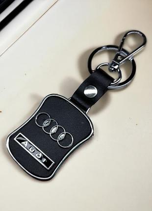 Брелок с логотипом авто audi, карабин и кольцо, металический со вставками натуральной кожи