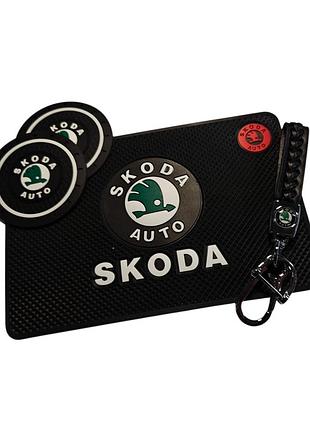 Комплект skoda (шкода) брелок и антискользящие коврики в авто