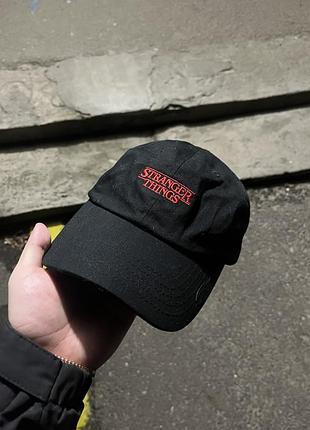 Кепка stranger things «дивні дива» чорна з вишитим логотипом