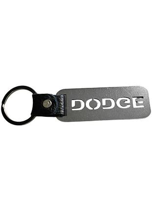 Брелок с метала и названием марки dodge