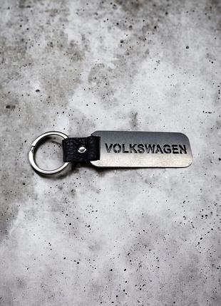 Брелок с метала и названием марки volkswagen